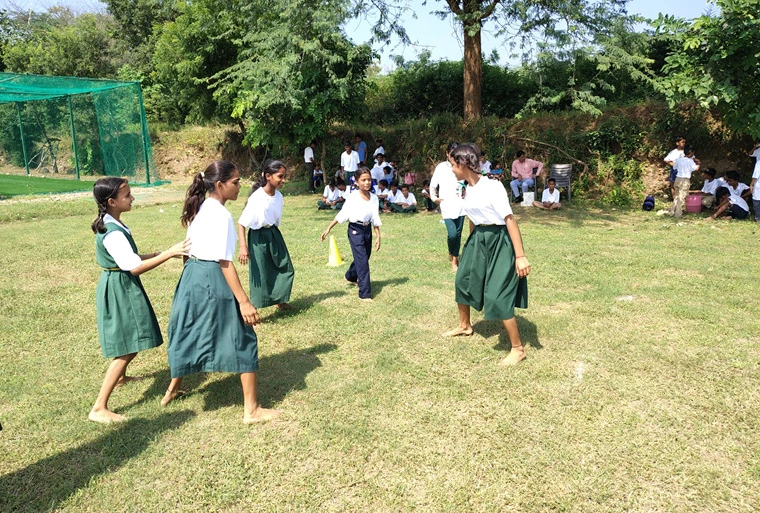 Humana People to People India’s Kadam Programme in Panchkula organised exciting sports activities with government school children on 30th September 2024. The event was special because these previously out-of-school children were mainstreamed into the government schools through the Kadam Programme. The students formed teams and took part in playing games like cricket, kho kho and kabaddi.